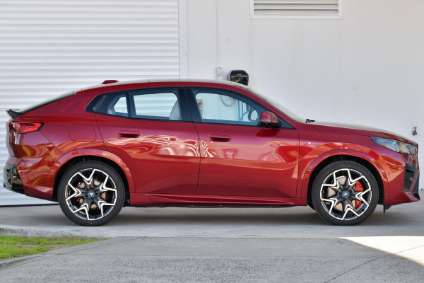 2024 BMW iX2 U10 eDrive20 M Sport SUV image 3