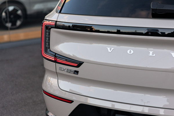 2025 Volvo EX90  Plus Twin Motor SUV Image 23