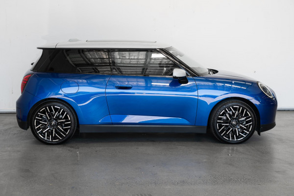 2024 MINI Cooper J01 SE Favoured Hatch image 3