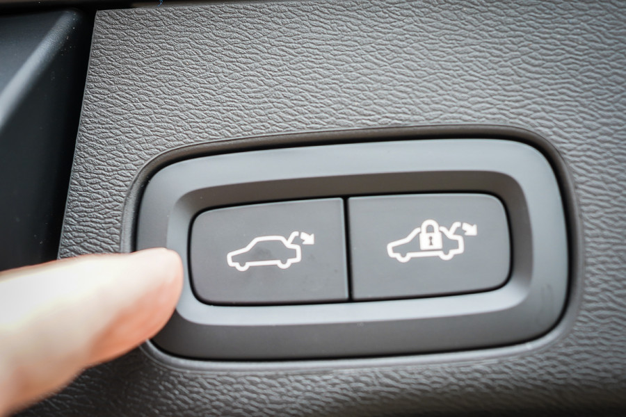 2025 Volvo XC60 UZ Ultra T8 Plug-In Hybrid SUV Image 11