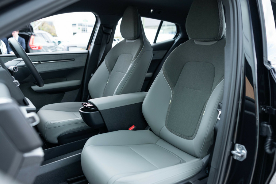2026 Volvo EX30  Single Motor Extended Range Plus SUV Image 4