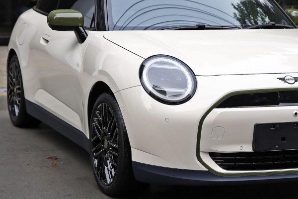 2026 MINI Cooper J01 SE Favoured Hatch image 18
