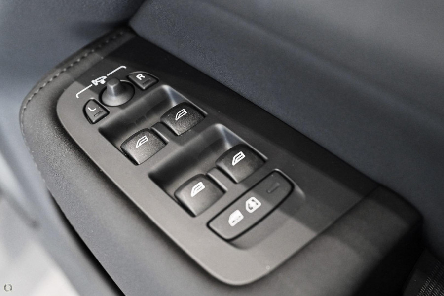 2026 Volvo XC60 UZ Ultra T8 Plug-in Hybrid Dark SUV Image 14