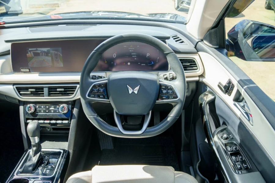 2024 Mahindra XUV700  AX7L SUV Image 10