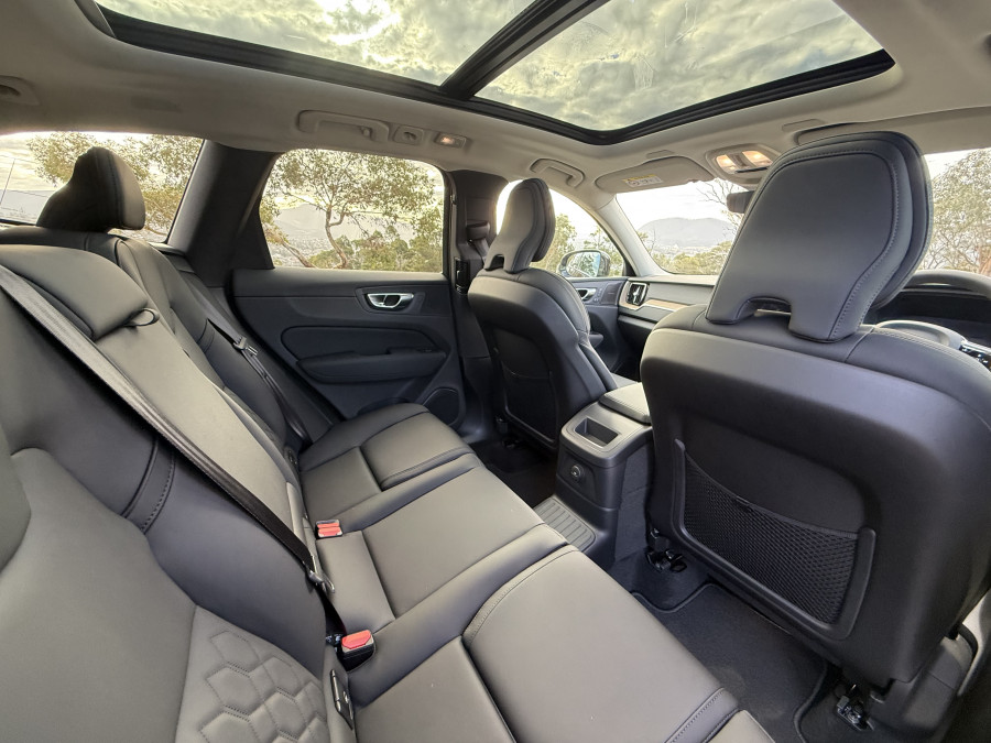 2025 MY26 Volvo XC60 UZ Plus T8 Plug-in Hybrid Dark SUV Image 23