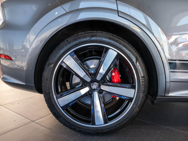 2024 MY25 Porsche Cayenne Turbo E-Hybrid SUV image 43