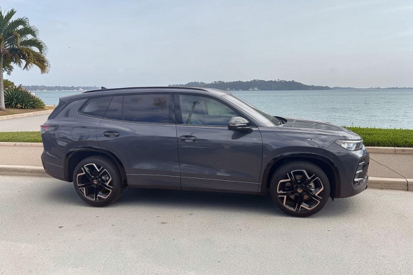 2025 MY26 Volkswagen Tayron R4 195TSI R-Line SUV Image 4