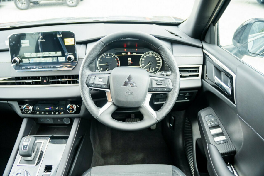 2024 Mitsubishi Outlander ZM Black Edition SUV Image 10