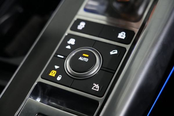 2021 Land Rover Range Rover Sport P575 SVR SUV Image 16