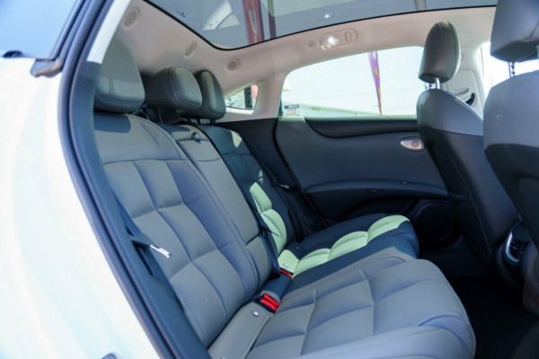 2025 MG IM5 P12L Premium Hatch Image 8