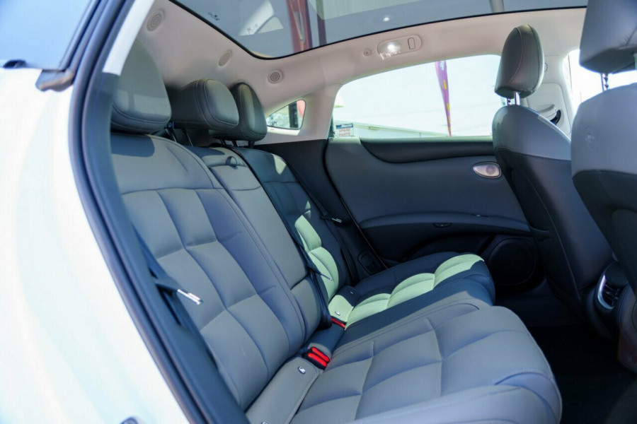 2025 MG IM5 P12L Premium Hatch Image 8