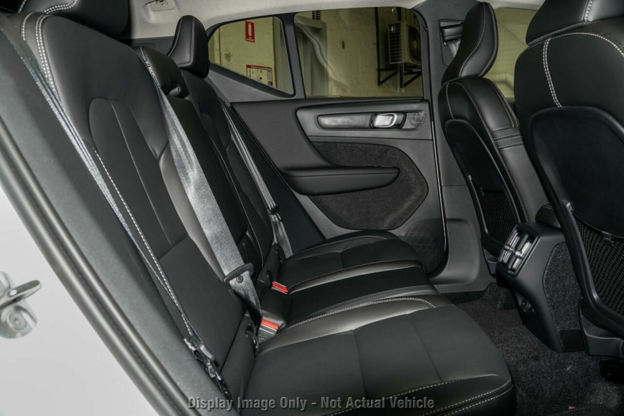 2026 Volvo XC40 XZ Ultra B4 Dark SUV Image 7