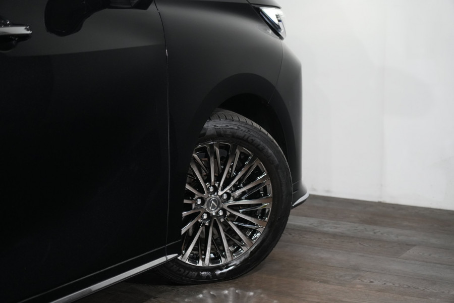 2025 Lexus LM 500h Ultra Luxury Black Trim SUV Image 10