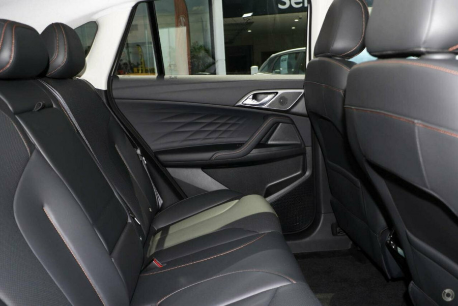 2024 MY24.5 MG HS AS33 Essence SUV Image 9