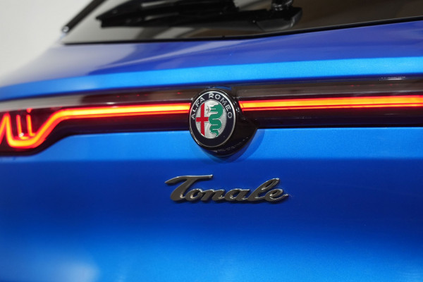 2023 Alfa Romeo Tonale Veloce SUV image 9