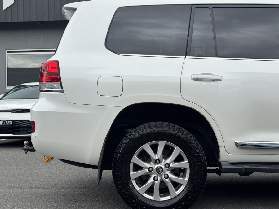 2017 Toyota LandCruiser VDJ200R Sahara SUV Image 5