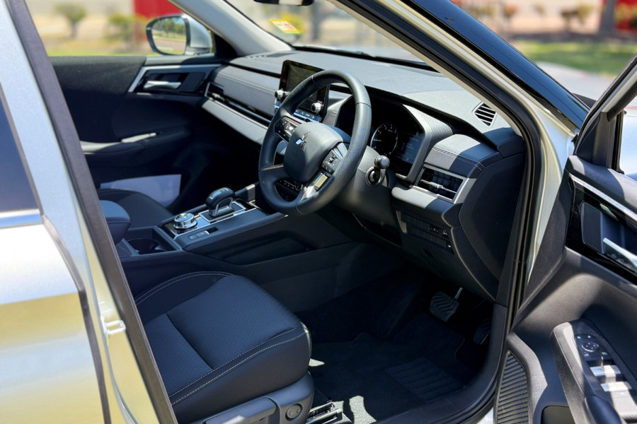 2024 Mitsubishi Outlander ZM ES SUV Image 10