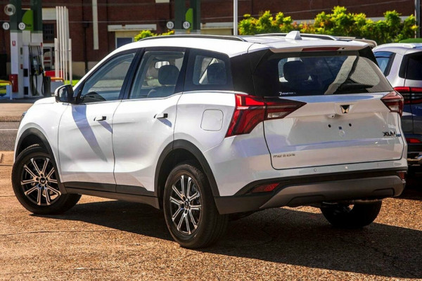 2025 Mahindra XUV700  AX7L SUV Image 5