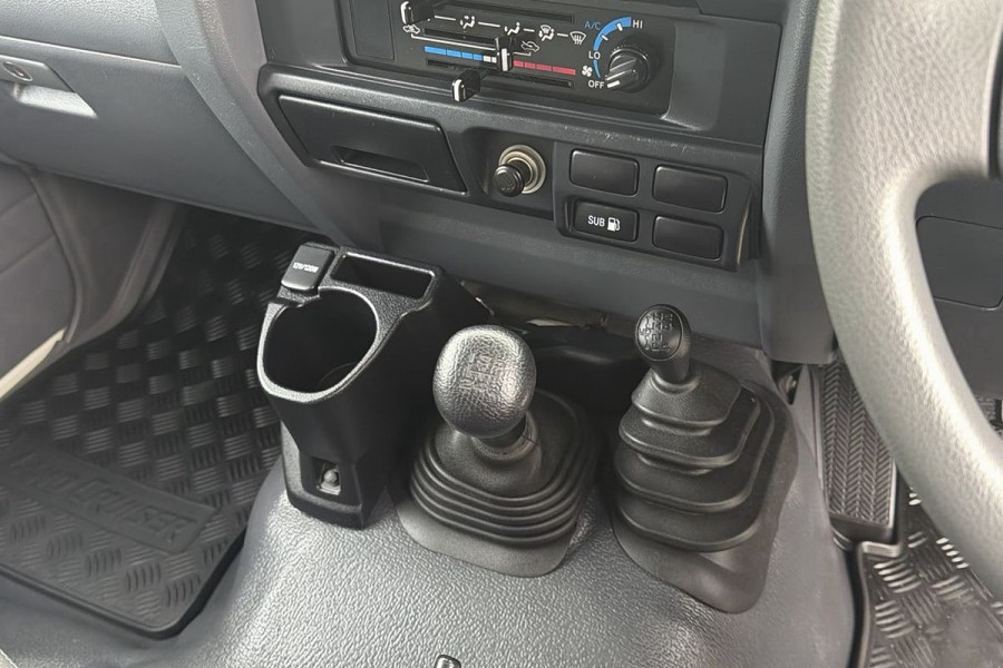 2013 Toyota LandCruiser VDJ76R GX Cab Chassis Image 19