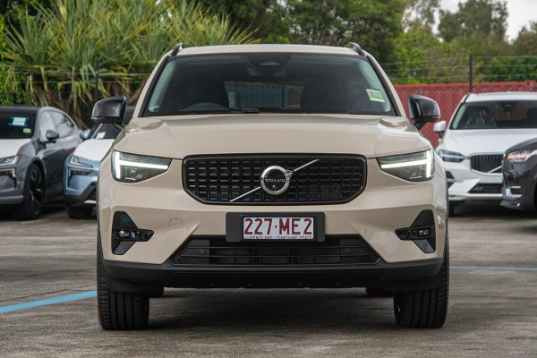 2024 MY25 Volvo XC40  Ultra B4 Dark SUV Image 2