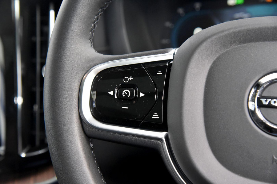 2023 Volvo XC60  Ultimate B6 Dark SUV Image 15