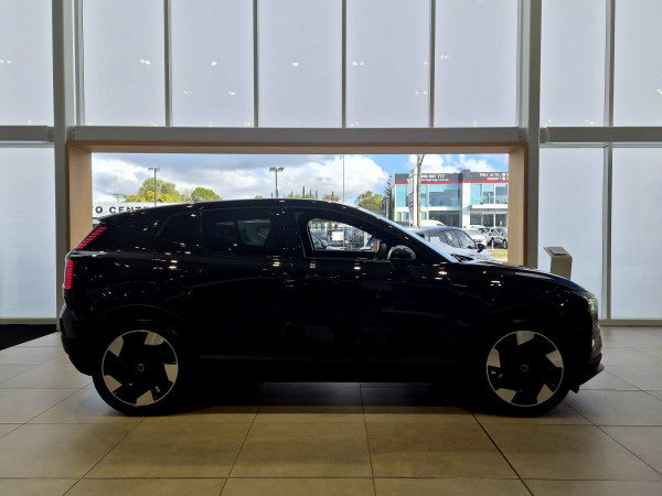 2026 Volvo EX30  Single Motor Extended Range Ultra SUV image 3