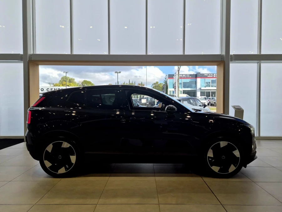 2026 Volvo EX30  Single Motor Extended Range Ultra SUV Image 3