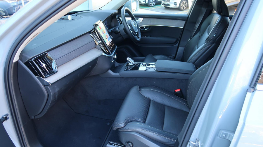 2025 Volvo XC90 L Series Ultra B5 Bright SUV Image 18
