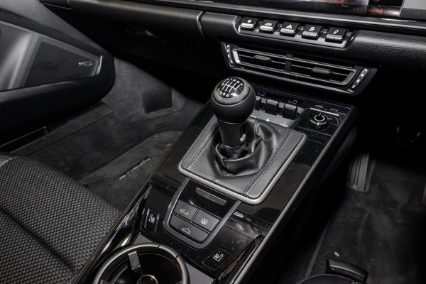 2024 Porsche 911 992 Carrera Coupe image 16