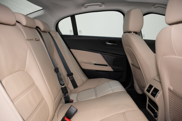 2016 Jaguar XE 20t Prestige Sedan Image 3