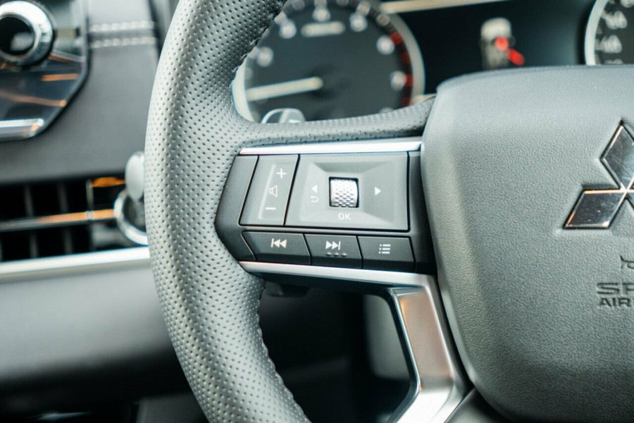 2024 Mitsubishi Outlander ZM Black Edition SUV Image 11