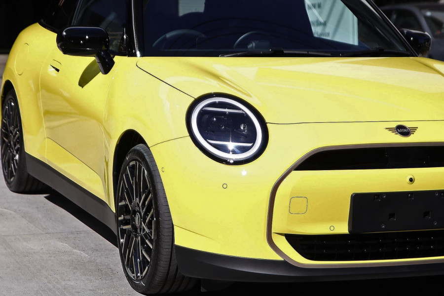 2026 MINI Cooper J01 SE Favoured Hatch
