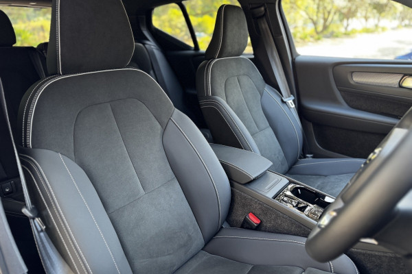2025 Volvo XC40 XZ Ultra B4 Dark SUV Image 10