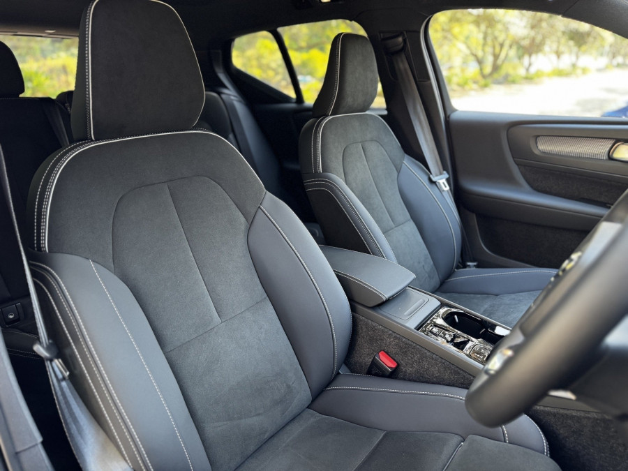 2025 Volvo XC40 XZ Ultra B4 Dark SUV Image 10