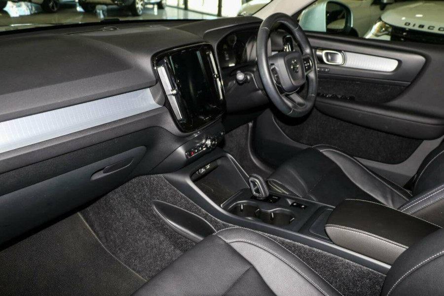 2019 Volvo XC40 XZ T4 Momentum Suv Image 3