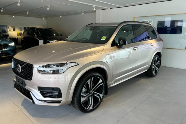 2023 Volvo XC90 L Series Recharge Ultimate T8 Plug-In Hybrid SUV Image 4