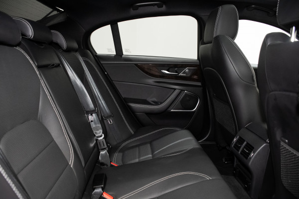 2022 Jaguar XE P300 R-Dynamic SE Sedan Image 3