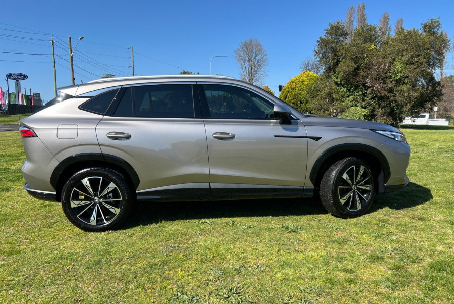 2024 MY24.5 MG HS AS33 Essence SUV Image 8