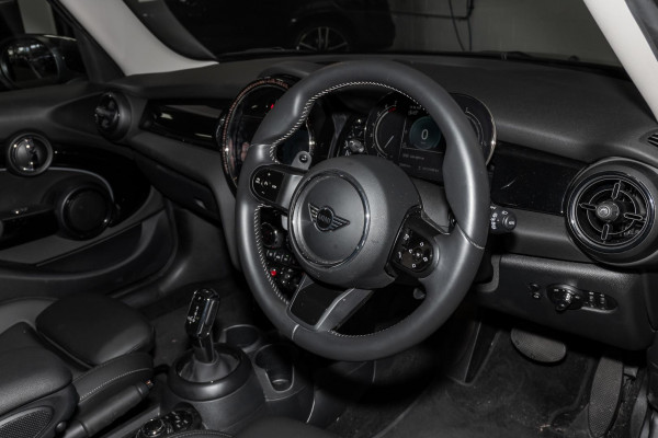 2023 MINI Cooper F55 LCI-2 S Classic Hatch image 6