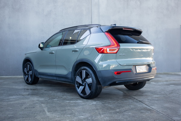 2023 Volvo XC40 P8 ULTIMATE RECHARGE BEV Sedan Image 2