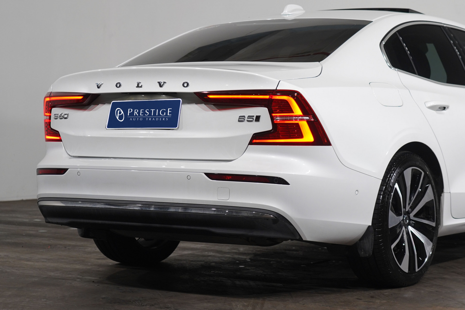 2023 Volvo S60 Ultimate B5 Bright Mhev Sedan Image 8