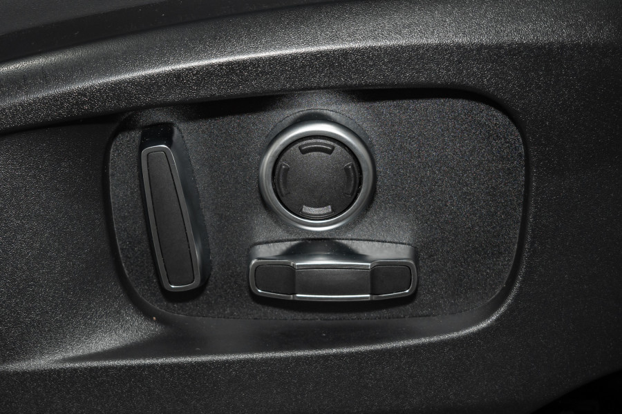 2024 Land Rover Defender L663 130 D300 X-Dynamic SE SUV Image 14