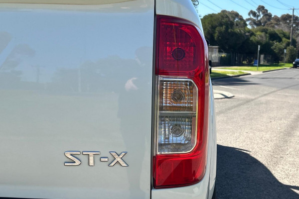 2019 Nissan Navara D23 Series 3 ST-X King Cab Pickup Image 17