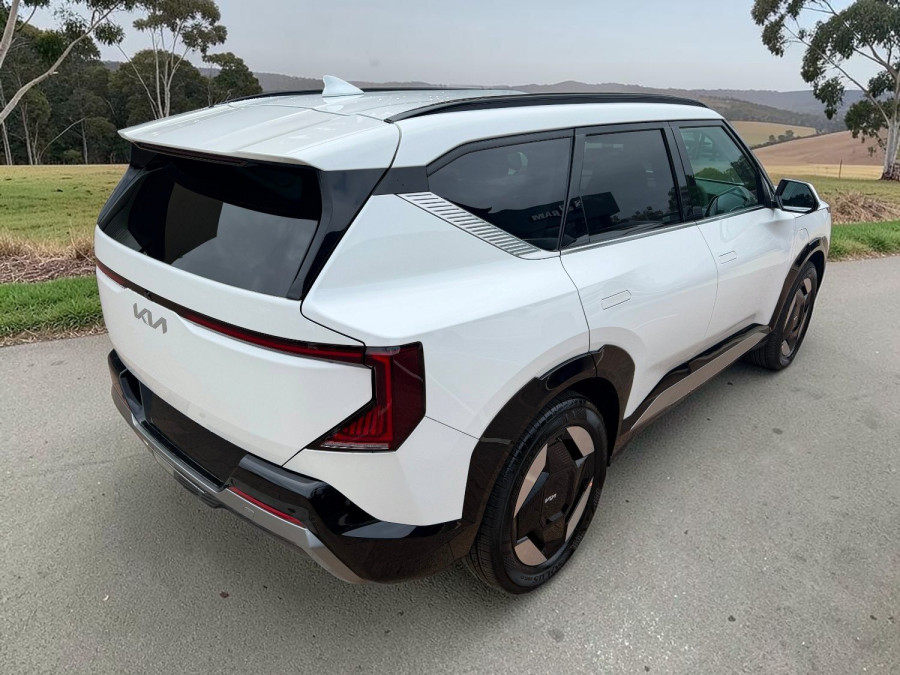 2026 Kia EV5 OVc Earth SUV Image 3