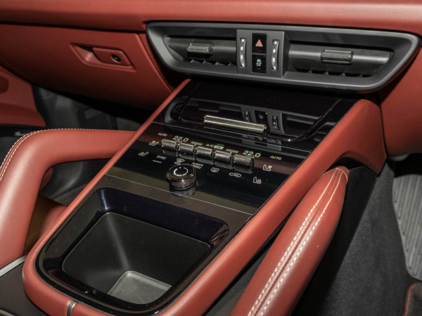 2024 MY25 Porsche Cayenne Turbo E-Hybrid SUV image 32