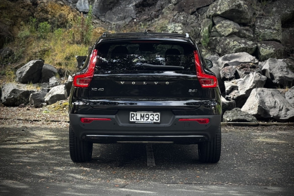 2025 Volvo XC40 XZ Ultra B4 Dark SUV Image 5