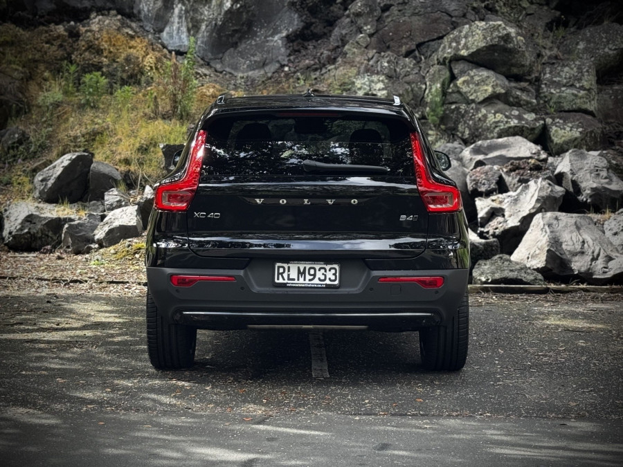 2025 Volvo XC40 XZ Ultra B4 Dark SUV Image 5