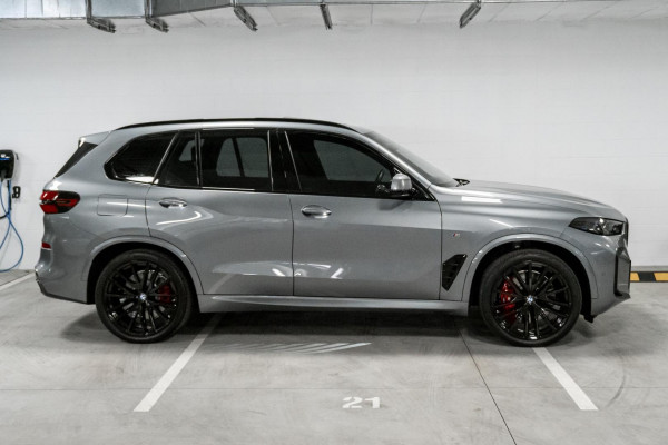 2025 BMW X5 G05 LCI xDrive50e M Sport SUV image 3