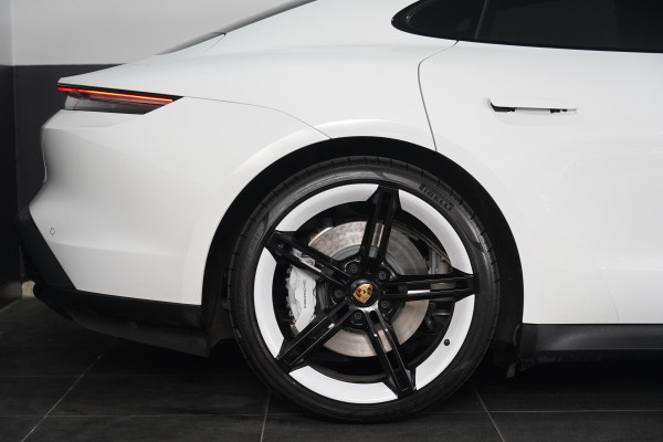 2021 Porsche Taycan 4S Coupe Image 17