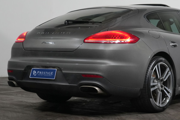 2015 Porsche Panamera Coupe image 8